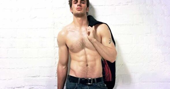 hombre brutal con pene agrandado